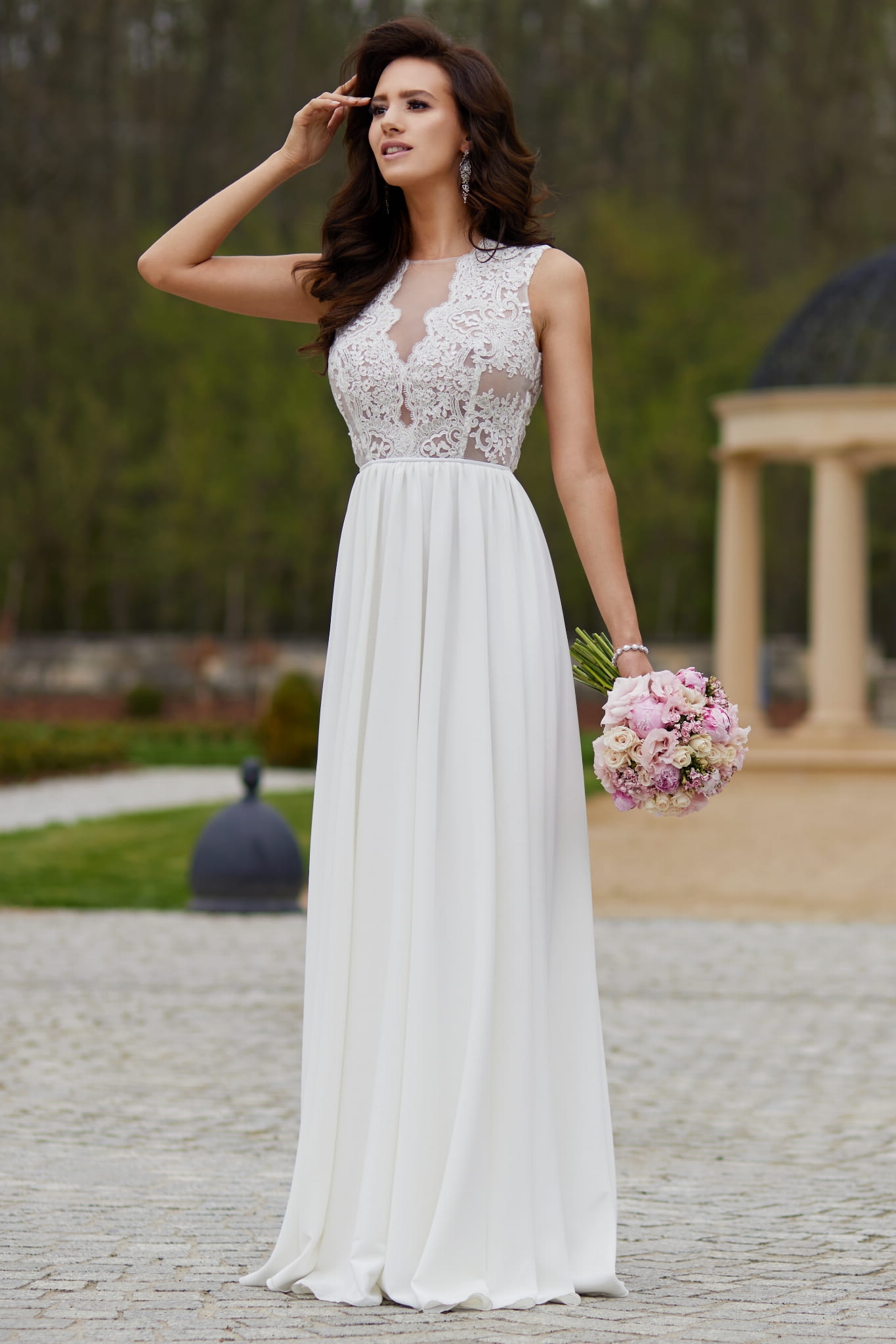 CAROLINE - Suknia ślubna ecru z bogato zdobioną koronką