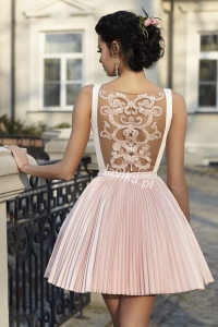 KLARA - Różowa plisowana sukienka z haftem
