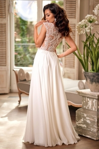 Klasyczna, delikatna z pięknym dekoltem suknia ślubna Flavia 3