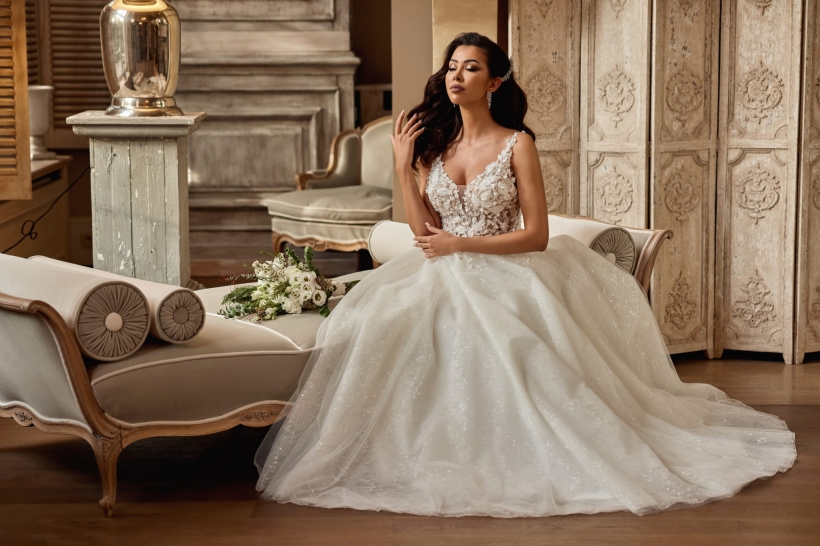 Klasyczna sukienka ślubna z dekoltem Sona 4