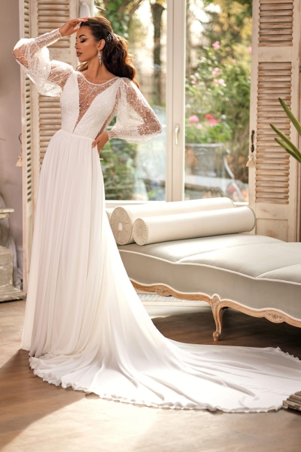 Suknia ślubna z rękawami i długim trenem Betty