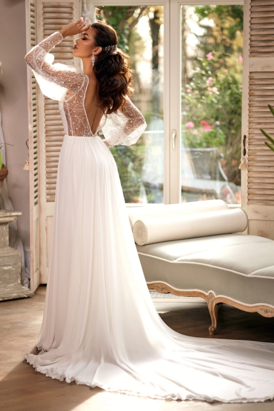 Suknia ślubna z rękawami i długim trenem Betty 2