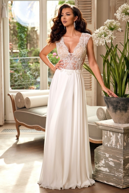 Klasyczna, delikatna z pięknym dekoltem suknia ślubna Flavia