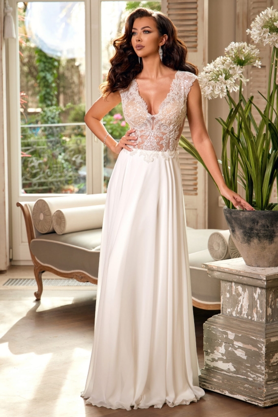Klasyczna, delikatna z pięknym dekoltem suknia ślubna Flavia