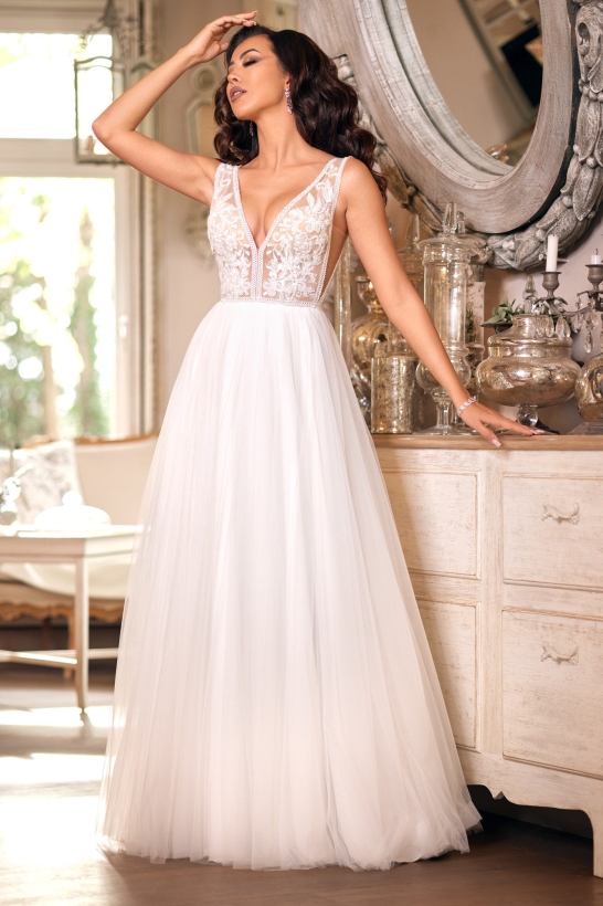 Delikatna i zwiewna suknia ślubna z koronkowym gorsetem Ivex