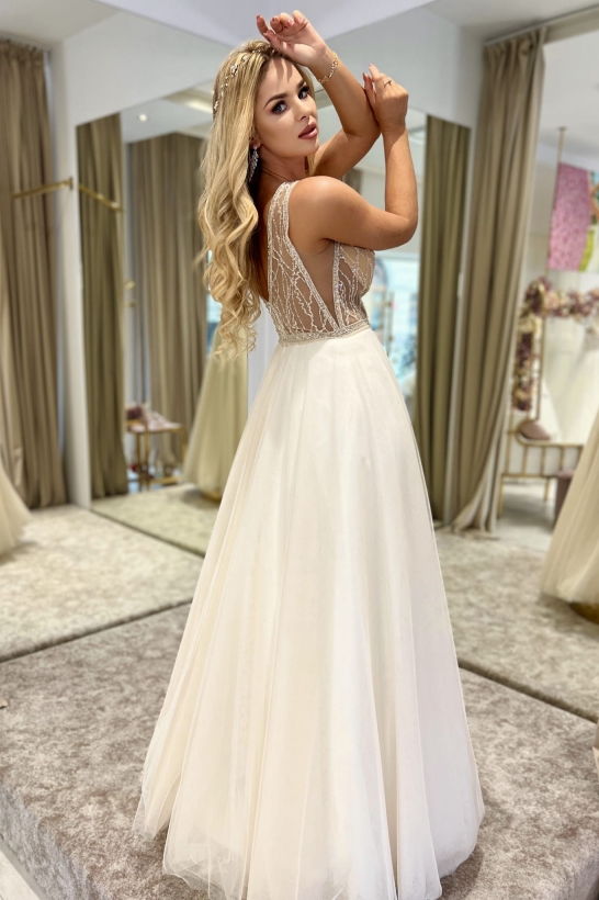 Nowoczesna suknia ślubna w koronkę 2