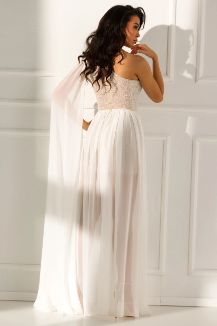 Delikatna suknia ślubna z szarfą 2