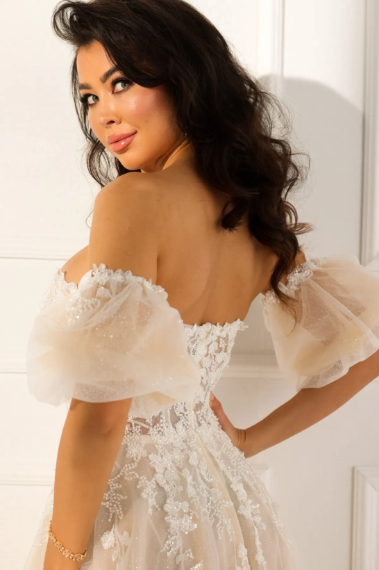 Koronkowa suknia ślubna w kolorze brzoskwiniowym 3