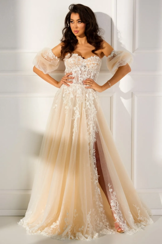 Koronkowa suknia ślubna w kolorze brzoskwiniowym