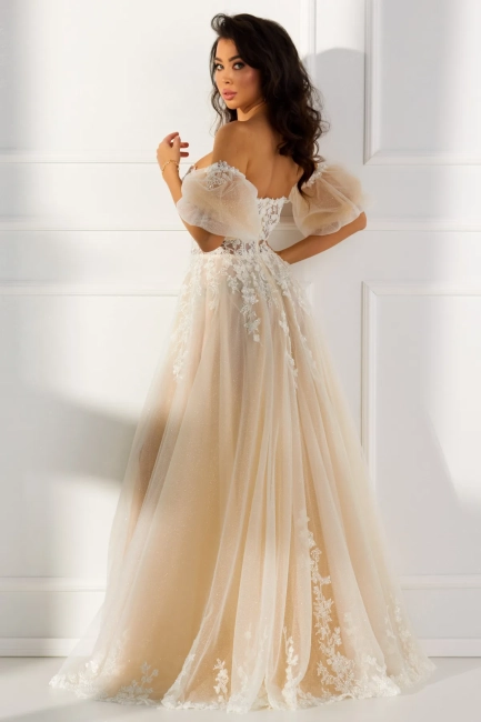 Koronkowa suknia ślubna w kolorze brzoskwiniowym 2