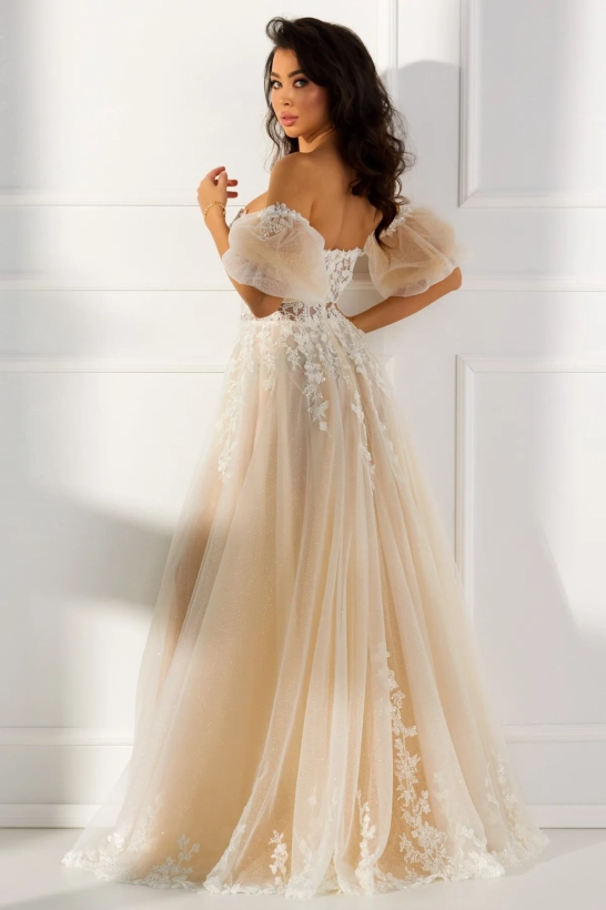 Koronkowa suknia ślubna w kolorze brzoskwiniowym 2