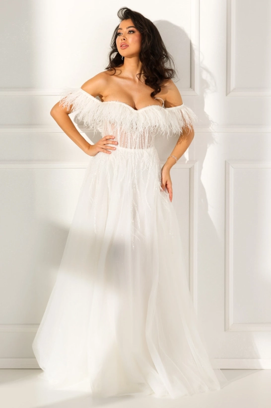 Suknia ślubna z naturalnymi piórami
