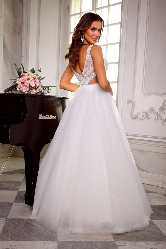 KAJA - Suknia ślubna w stylu A i wycięciami podkreślającymi figurę 3