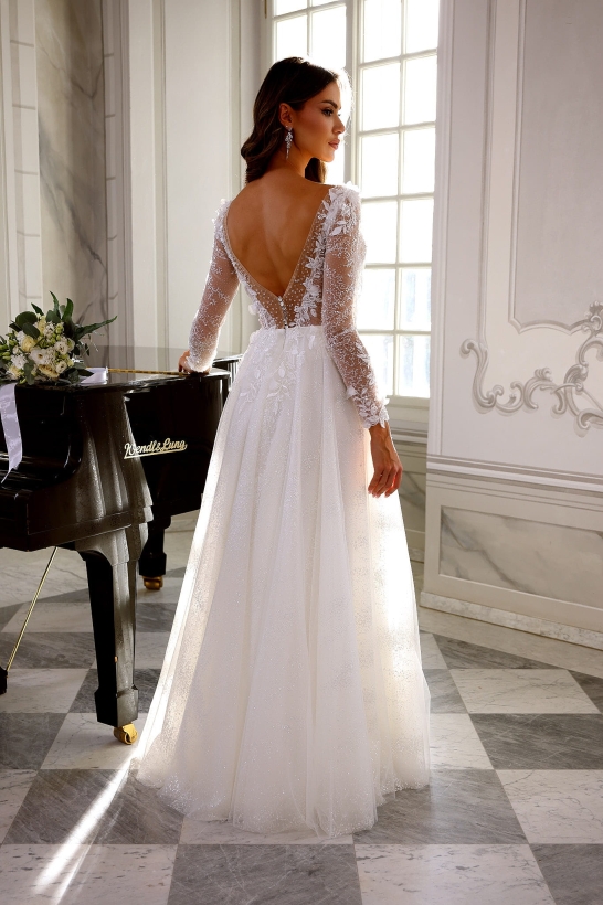GEORGINA - Suknia ślubna z piękną koronką 3D i wyjątkowym dekoltem 3
