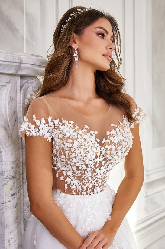 JOANNA - Suknia ślubna na delikatnym tiulu i kwiaty 3D z rękawem