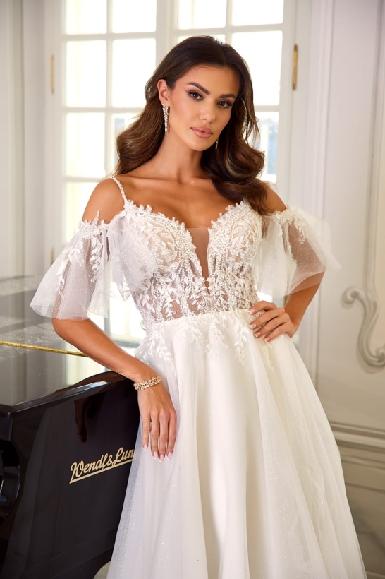 AGNES - Delikatna suknia ślubna z rozcięciem na nogę 3