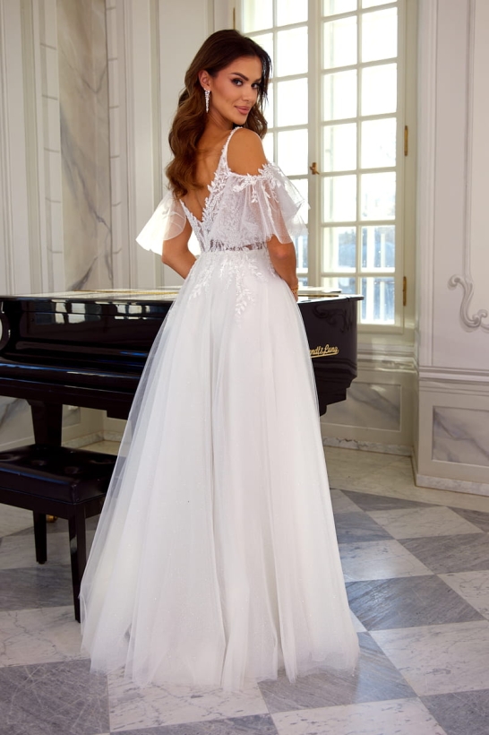 AGNES - Delikatna suknia ślubna z rozcięciem na nogę 2