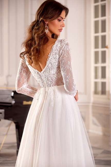 ANNAIS - Suknia z głębokim dekoltem i rękawami z koronki francuskiej 2