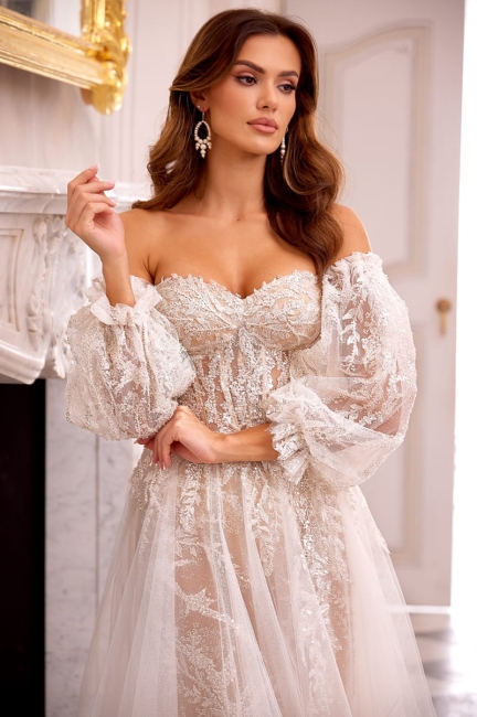 AURELIA - Zjawiskowa suknia ślubna bogato zdobiona z rękawami koronkowymi 2