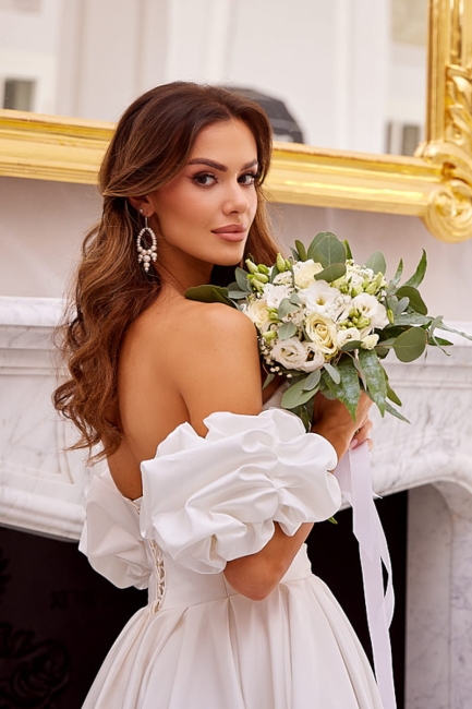 BEZZA - Obszerna gładka suknia ślubna z bufkami 2