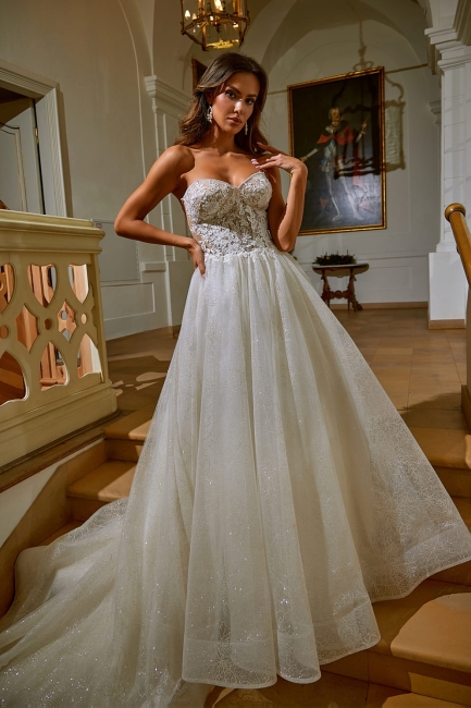 CHASSMI - Suknia ślubna ze zdobionym brokatowym trenem