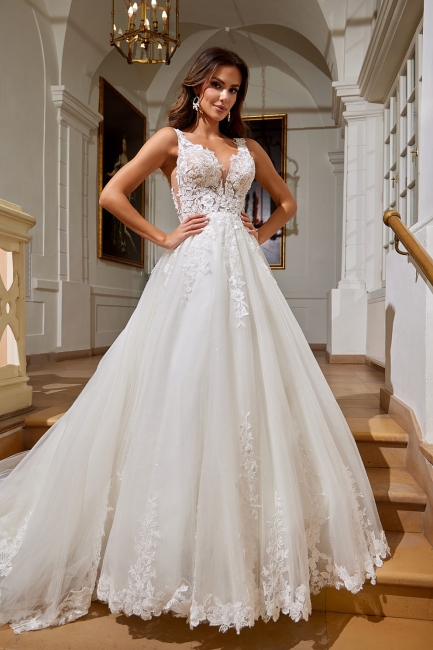 VANESSA - Zjawiskowa suknia ślubna ze zdobionym dołem